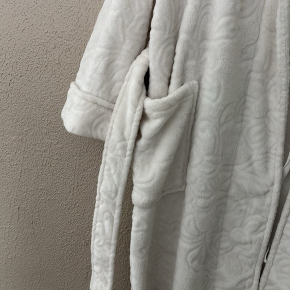 Women’s Natori Plush Soft Robe, Medium, White - Picture 4 of 6